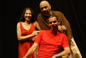 diretor Lino Rocca ( sentado) e os atores Abílio Ramos e Vânia Santos ministram aulas de teatro grátis em São João de Meriti / Foto: Divulgação