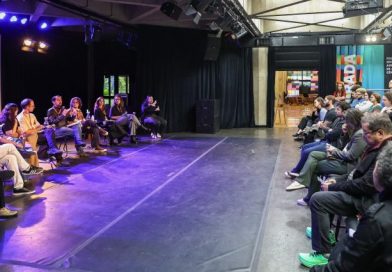 Laboratório de crítica teatral explora novas formas de recepção e escrita durante festival em Santos