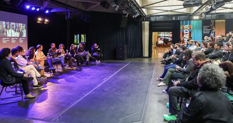 Laboratório de crítica teatral explora novas formas de recepção e escrita durante festival em Santos