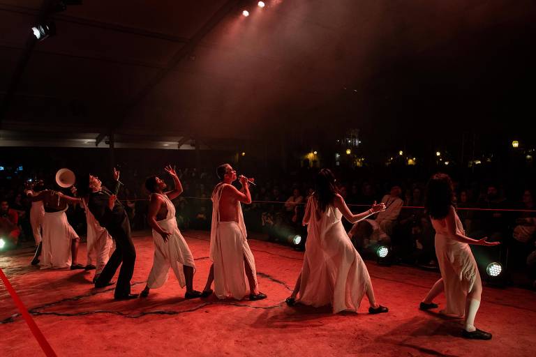 Atores do Teatro Oficina em espetáculo na abertura da Flip 2019, que homenageia Euclides da Cunha, autor de Os Sertões, em Paraty, no Rio de Janeiro