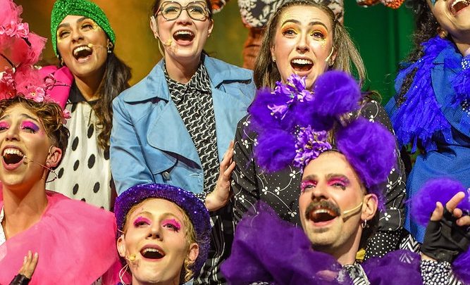 Teatro musical celebra referências culturais paranaenses em nova temporada de espetáculo em Curitiba