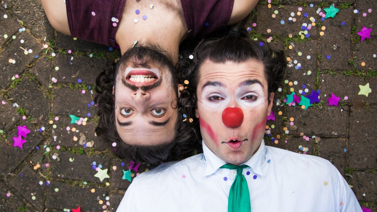 Comédia física e circo se encontram na montagem da Cia Os Palhaços de Rua pelo Palco Giratório