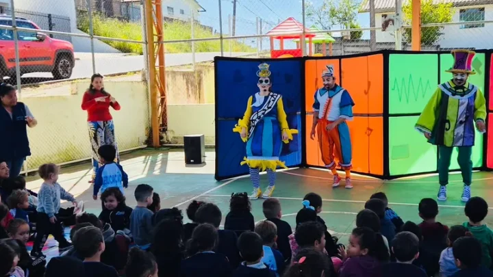 Terceira edição do espetáculo O Cubo Mágico realiza circulação por escolas municipais em Ponta Grossa