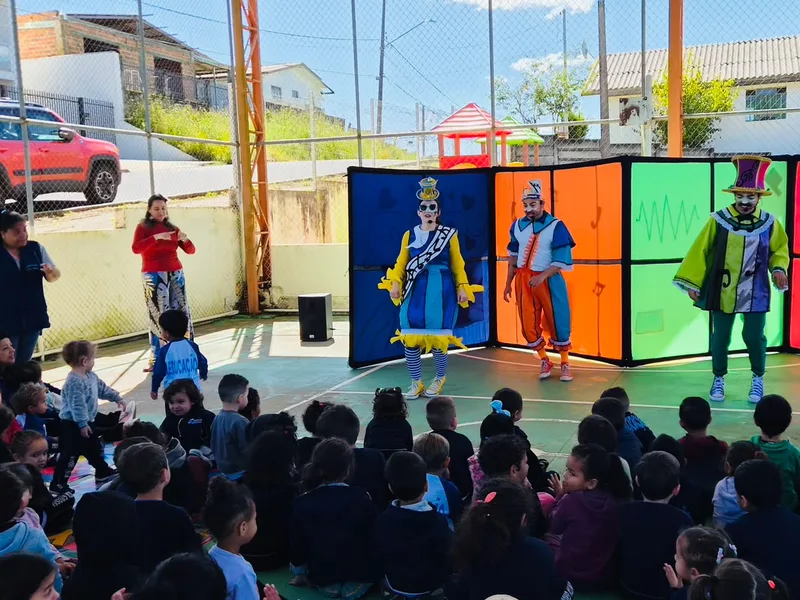 Terceira edição do espetáculo O Cubo Mágico realiza circulação por escolas municipais em Ponta Grossa