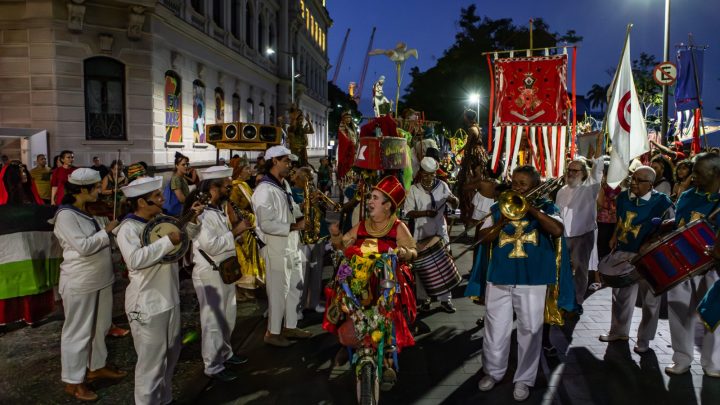 Grande Companhia Brasileira de Mystérios e Novidades realiza a Procissão de Todos os Santos pela Paz