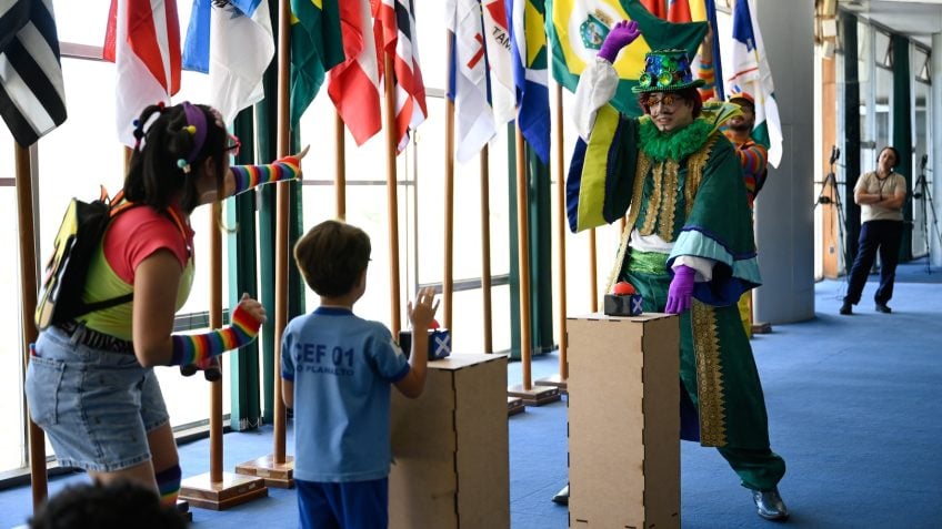 O Congresso Nacional agora tem visita guiada com teatro para crianças, unindo arte, cidadania e democracia em um tour lúdico e educativo.