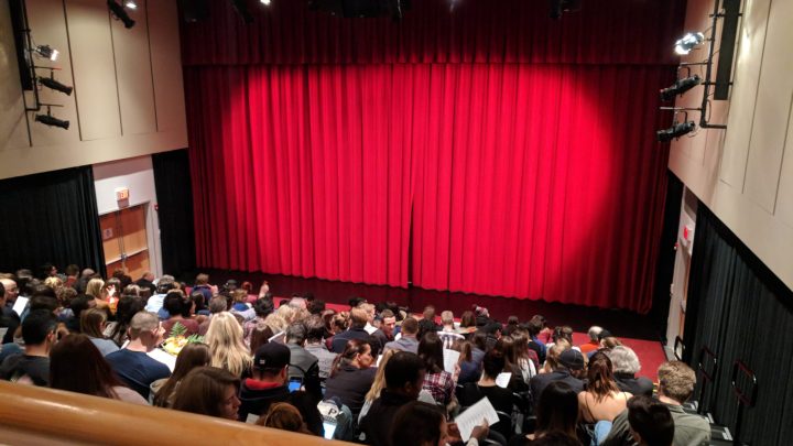Teatro Municipal de Araruama recebe montagem gratuita com 21 jovens atores
