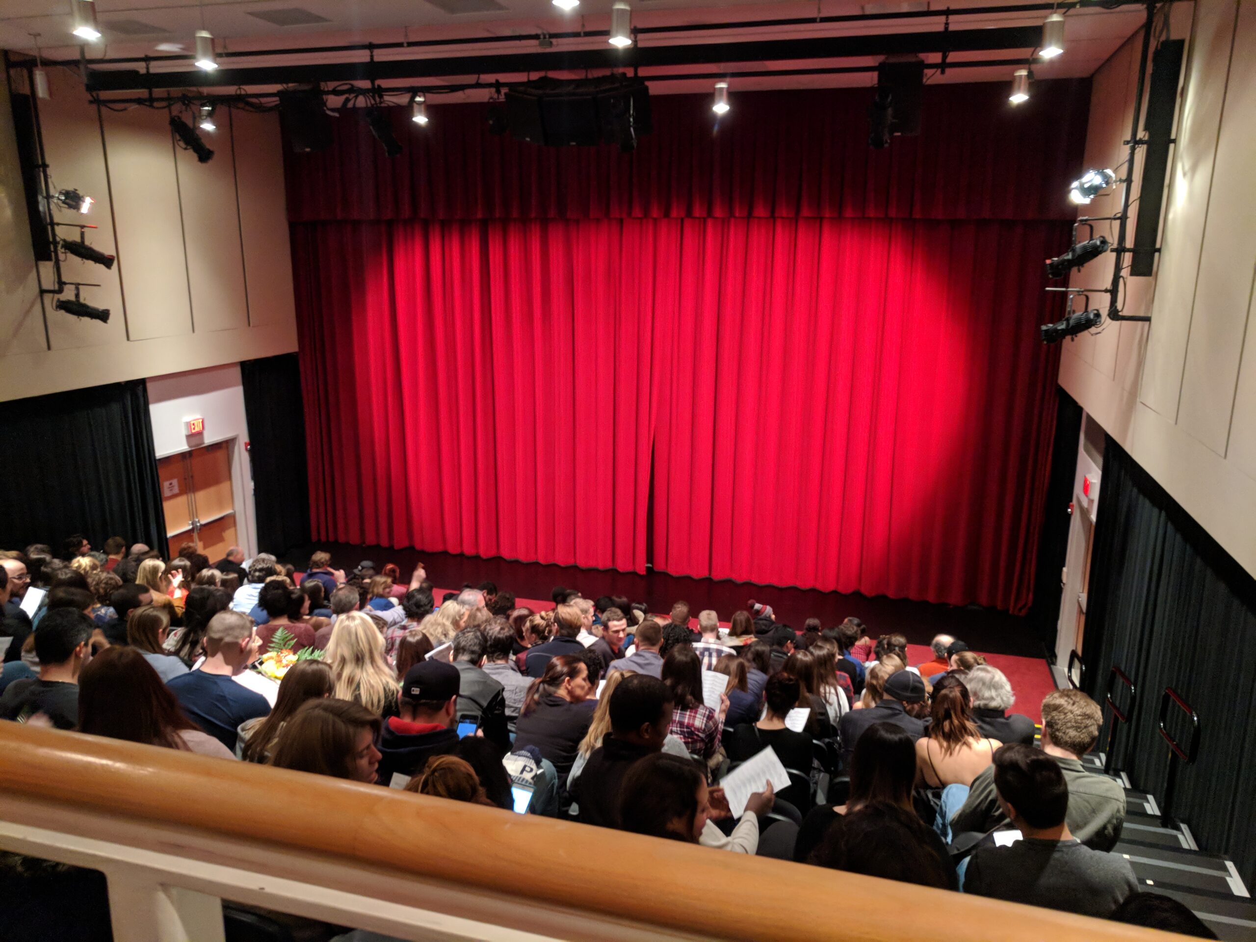 Teatro Municipal de Araruama recebe peça gratuita com 21 alunos da Casa de Cultura em 18 de outubro, às 14h.