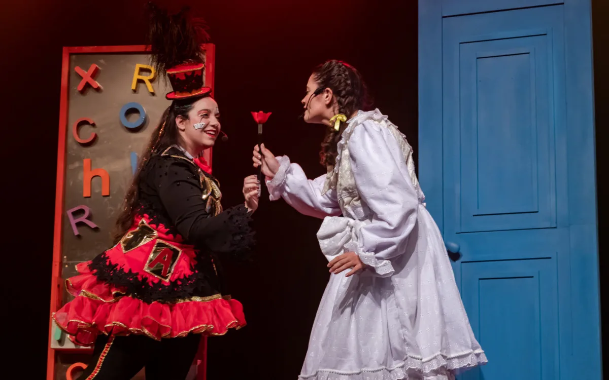 Montagem do Grupo Teatral Aslucianas, com música, dança e mágica, sobe ao palco no dia 14 de outubro, às 14h, com interpretação em Libras.