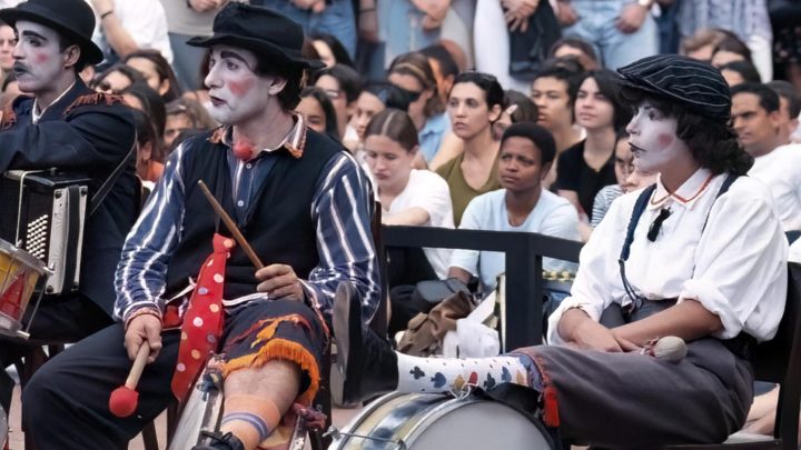Belo Horizonte sedia oficinas gratuitas de iniciação ao teatro de rua e prepara revista de memória cênica